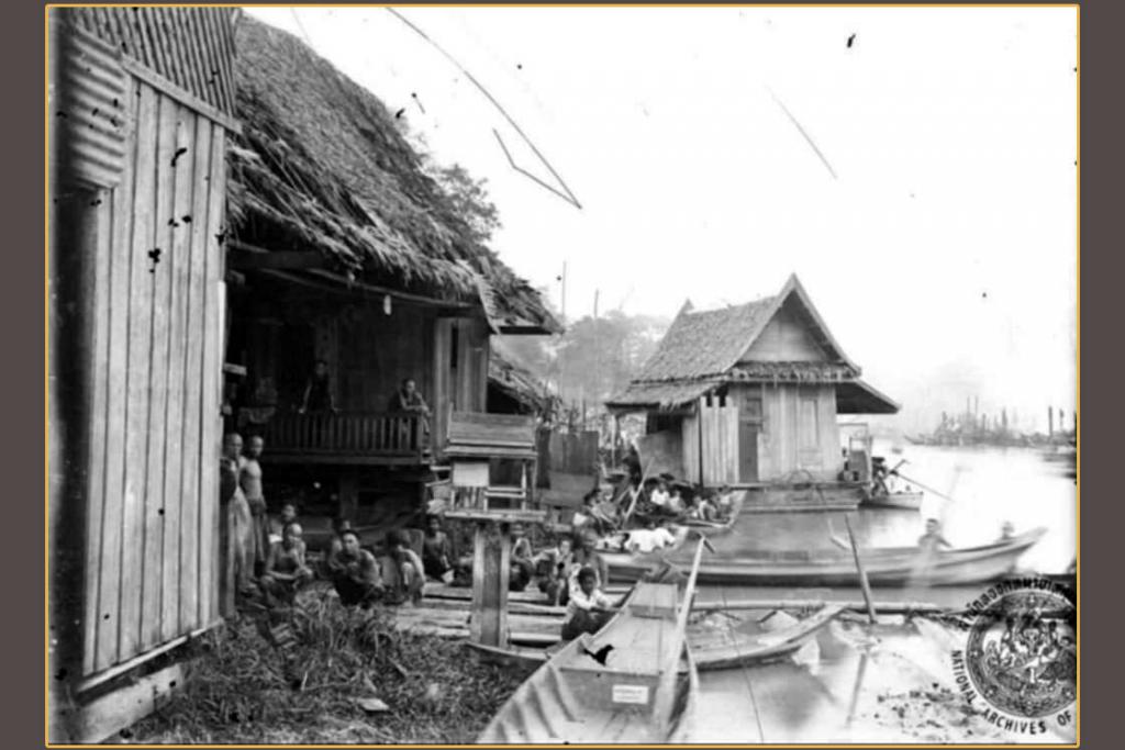 ภาพเก่าในอดีต เมื่อปี พศ. ๒๔๑๑ บ้านริมแม่น้ำเจ้าพระยา ย่านคลองเตยในอดีต ตามวิถีชาวบ้านริมน้ำ