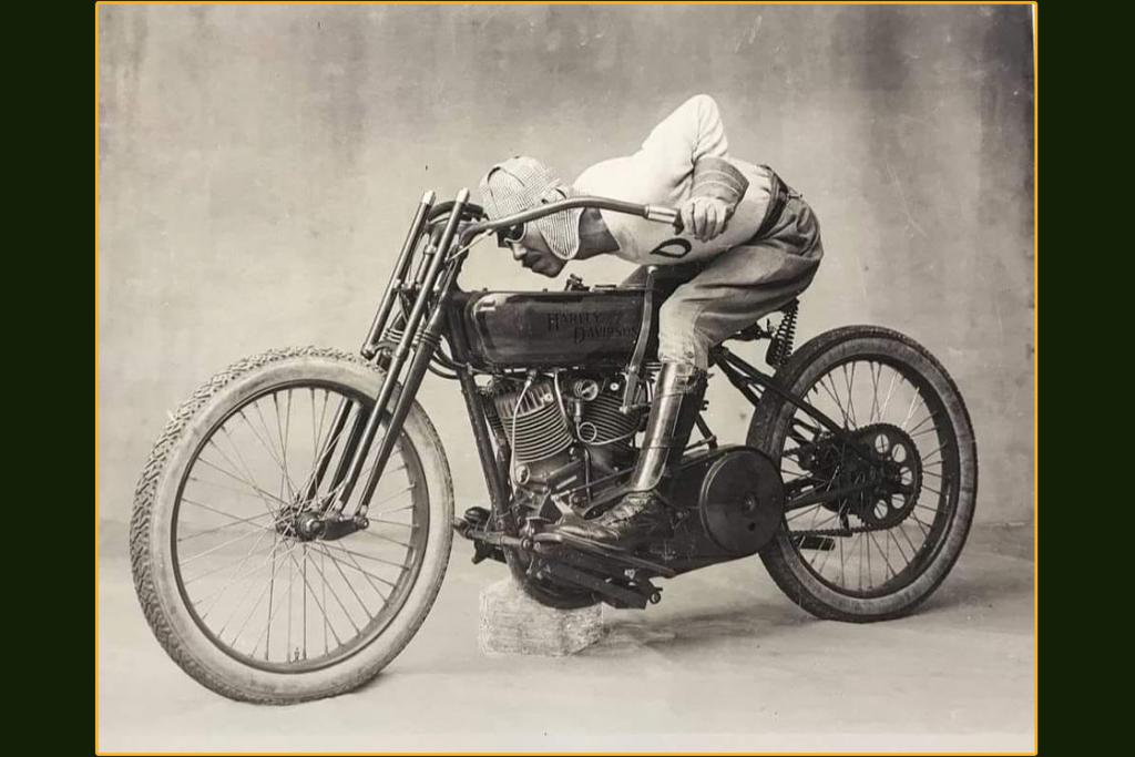ภาพเก่าเล่าอดีต ขุนสรรพกิจวิจารณ์ ที่ชนะการแข่งขันจักรยานยนต์ฮาร์เล่ย์ เดวิดสัน เมื่อปี ๒๔๖๓