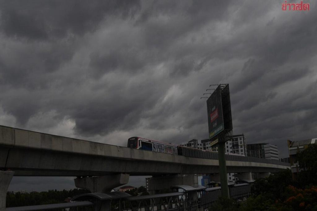 สภาพอากาศวันนี้ กรมอุตุนิยมวิทยา เตือน 55 จังหวัด ฝนถล่มหนัก กทม.ไม่รอด