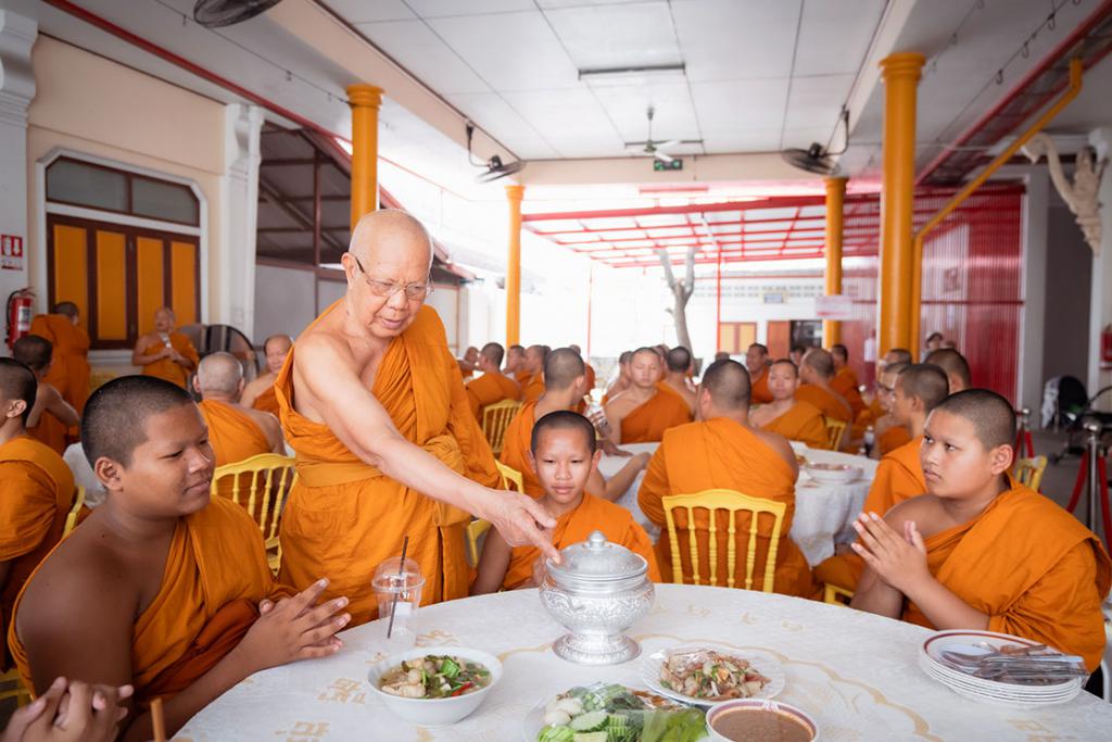 พระพรหมวัชรเมธี ที่ปรึกษามหาเถรสมาคม ขอเชิญท่านสาธุชนร่วมบุญเป็นเจ้าภาพถวายเพลแด่พระภิกษุสามเณรวัดอรุณราชวราราม