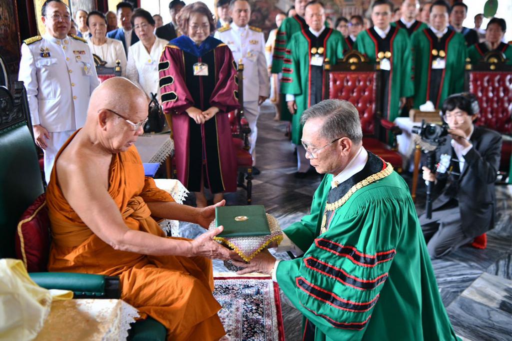 สภามหาวิทยาลัยราชภัฏมหาสารคาม น้อมถวายปริญญาครุศาสตรดุษฎีบัณฑิตกิตติมศักดิ์ แด่ พระพรหมวัชรเมธี เจ้าคณะภาค ๙ เจ้าอาวาสวัดอรุณราชวราราม