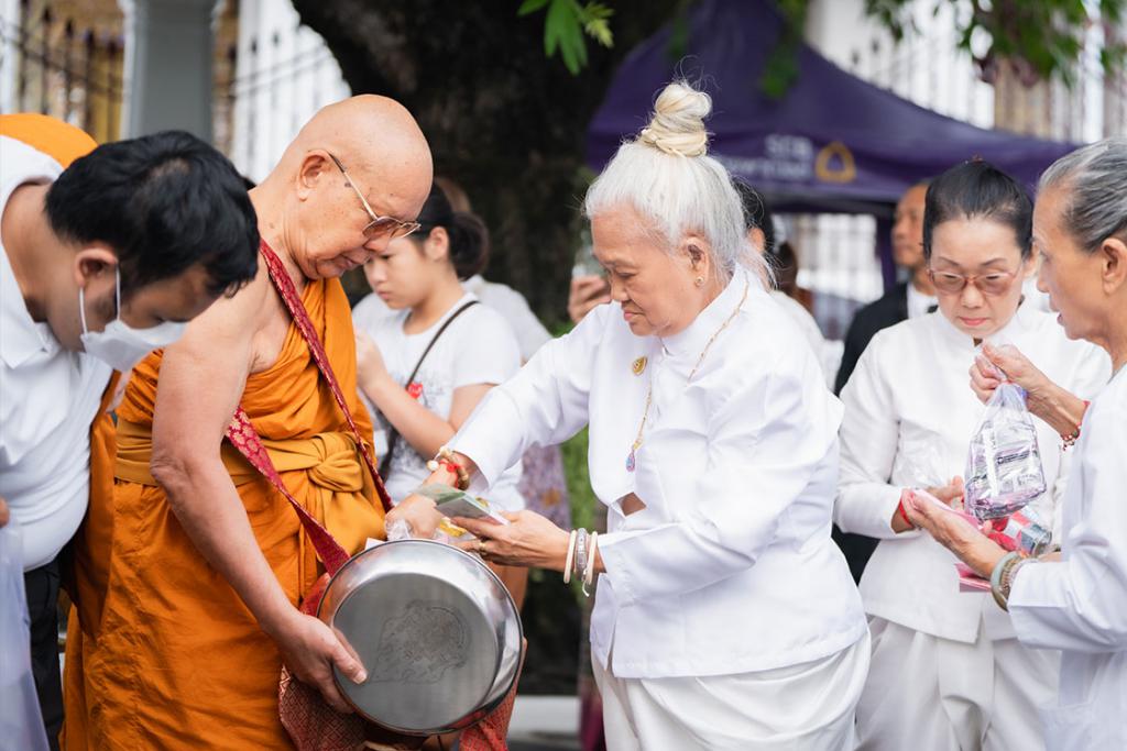 พระพรหมวัชรเมธี เจ้าคณะภาค ๙ เจ้าอาวาสวัดอรุณราชวราราม เป็นประธานสงฆ์ในการทำบุญตักบาตรเทโวโรหณะ เนื่องในเทศกาลออกพรรษา