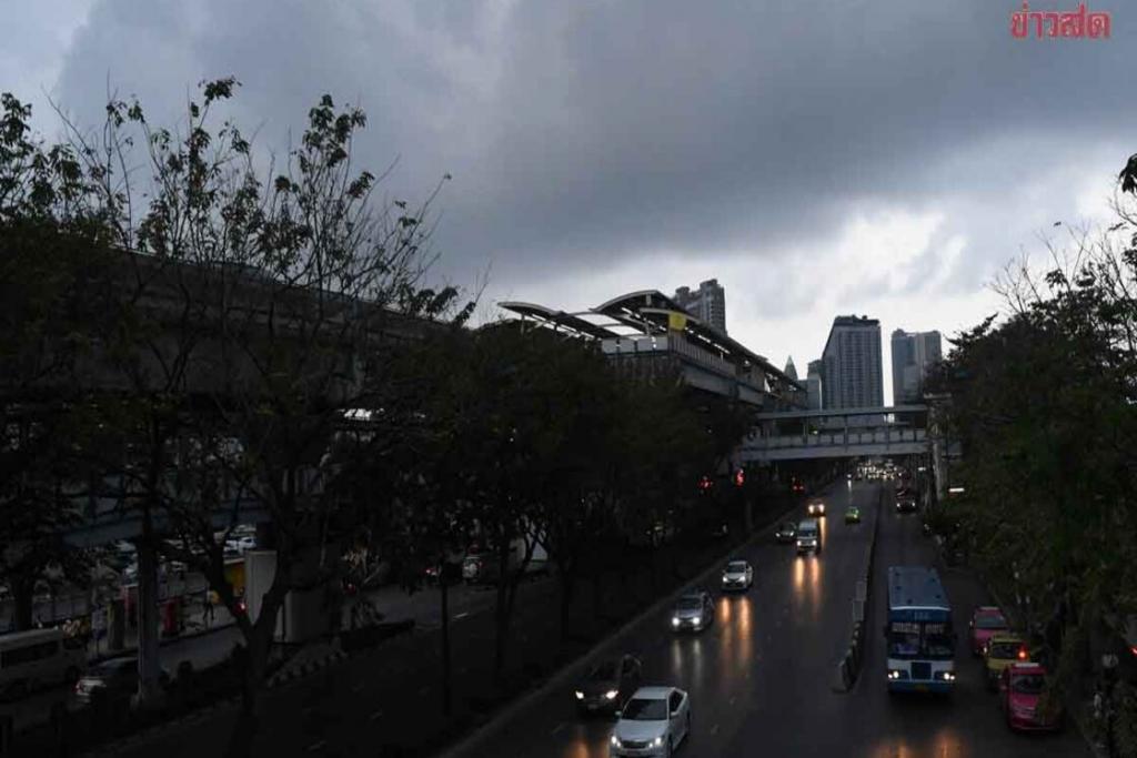 สภาพอากาศวันนี้ กรมอุตุฯ เตือน ฝนถล่ม 32 จังหวัด กทม.โดนเต็มๆ