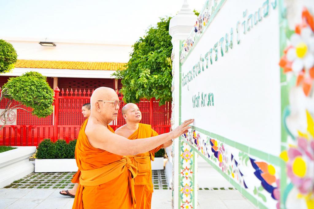 พระวชิรรัตนาภรณ์ เจ้าคณะแขวงวัดอรุณ นำพา พระพรหมวัชรเมธี ที่ปรึกษามหาเถรสมาคม เยี่ยมชมป้ายเช็คอินแห่งใหม่วัดอรุณราชวราราม