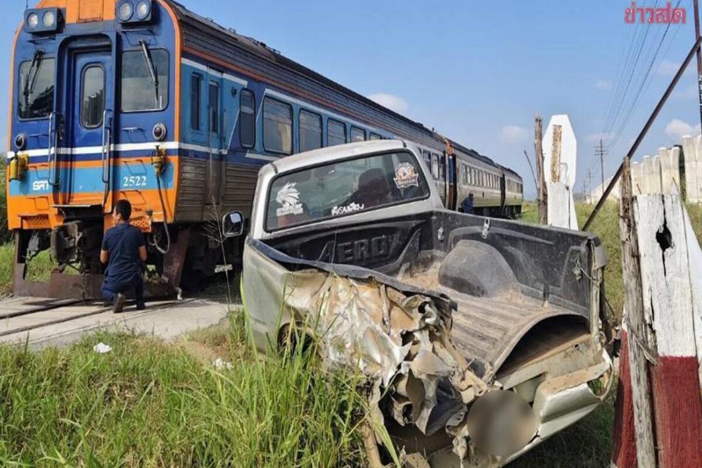 ระทึกรถไฟด่วนพิเศษ พุ่งชนรถกระบะ ผ่านจุดไม่มีเครื่องกั้น รถเละทั้งคัน-เจ็บระนาว