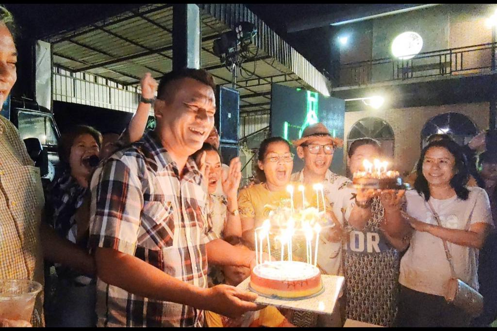 ข้าราชการ และ เพื่อนร่วมรุ่น สรกิจพิทยาร่วมอวยพรวันเกิด พ.ต.อ.สิงห์ สิงห์เดช รอง ผบก.ภ.จว.สระบุรี ครบรอบ 55 ปี 