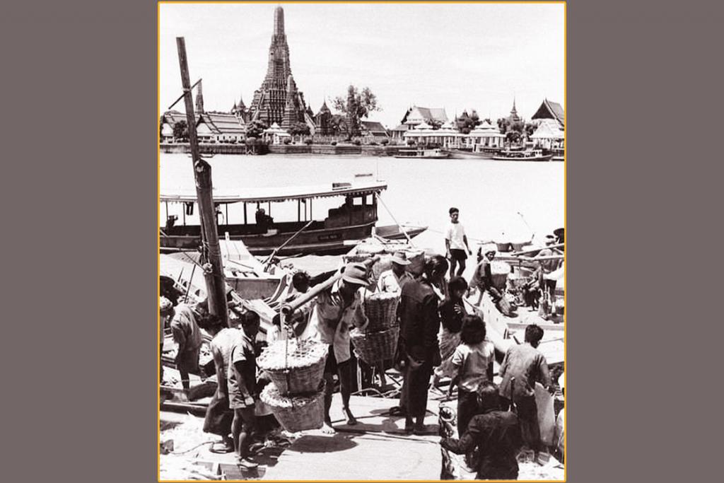 ภาพเก่าเล่าอดีต การขนถ่ายสินค้าบริเวณท่าเรือที่ท่าเตียนริมแม่น้ำเจ้าพระยา เมื่อปี พ.ศ. ๒๕๐๓