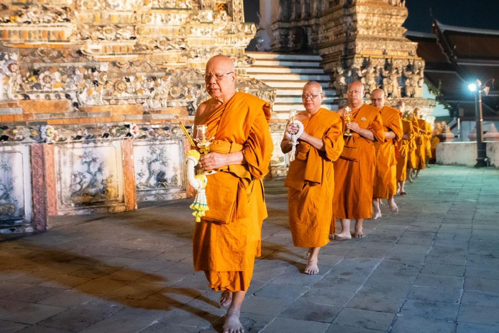 พระพรหมวัชรเมธี ที่ปรึกษามหาเถรสมาคม เป็นประธานนำคณะสงฆ์ อุบาสก อุบาสิกา เวียนเทียนประทักษิณรอบองค์พระพุทธปรางค์ เพื่อถวายเป็นพุทธบูชา เนื่องในวันมาฆบูชา