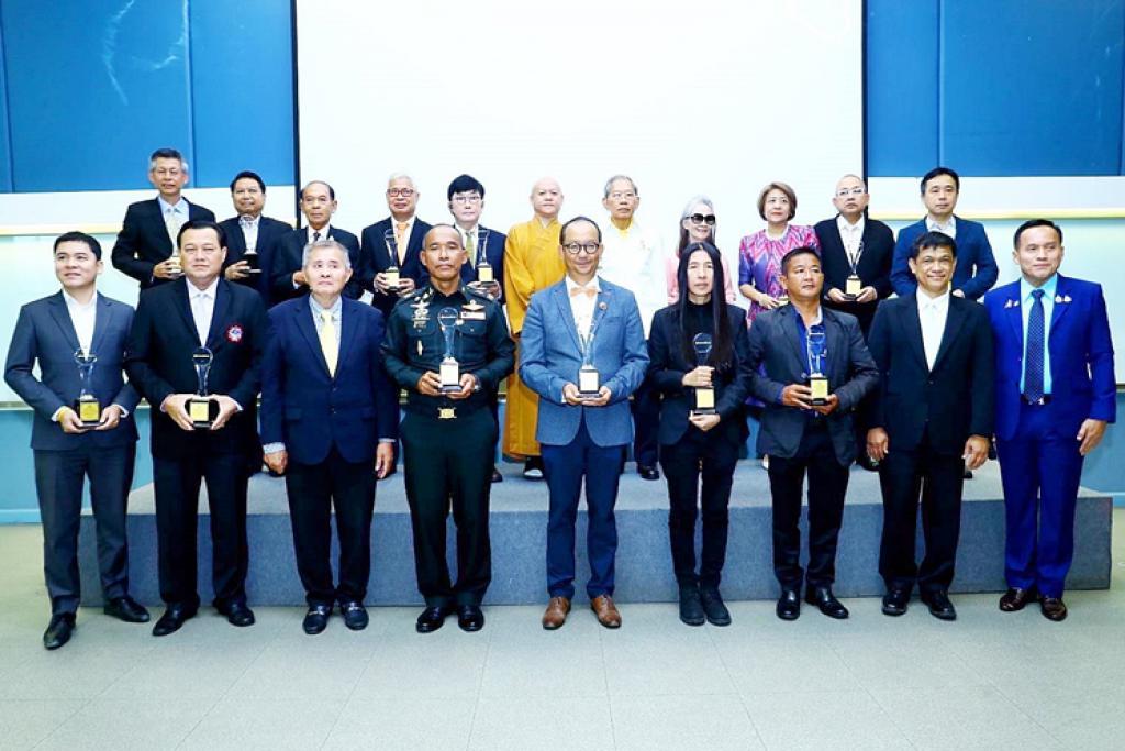 รางวัลของบุลคลที่ทำความดี เสียสละเพื่อส่วนรวมและประเทศชาติ รางวัล “ผู้ปิดทองหลังพระ”