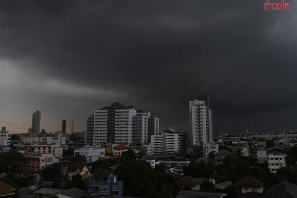 กรมอุตุนิยมวิทยา สภาพอากาศพรุ่งนี้ เปิดชื่อ 52 จังหวัดฝนถล่ม กทม.อ่วม 70%