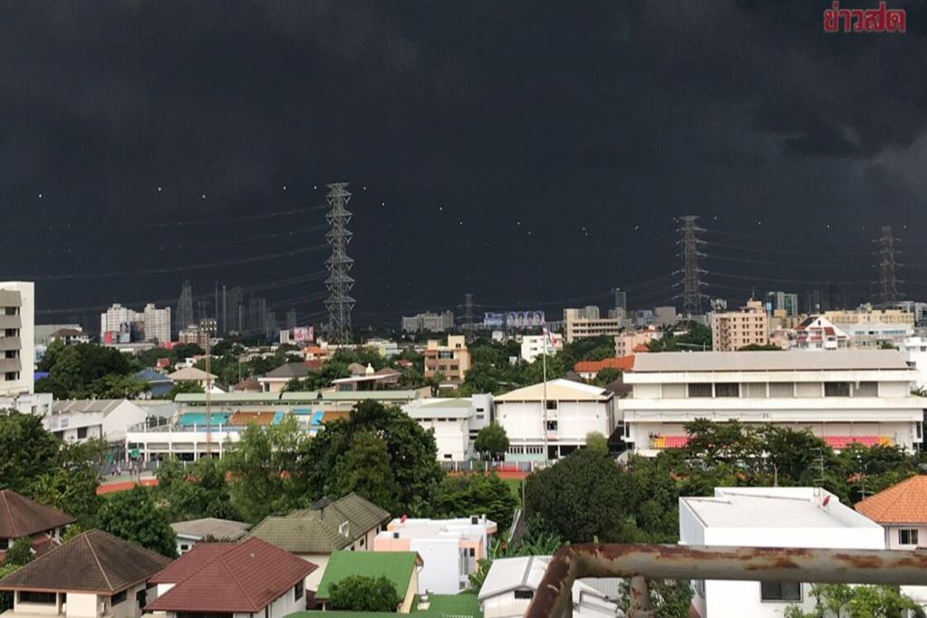 กรมอุตุนิยมวิทยา สภาพอากาศพรุ่งนี้ ฝนหนักต่อเนื่อง เปิดชื่อ 51 จังหวัดโดนเต็มๆ