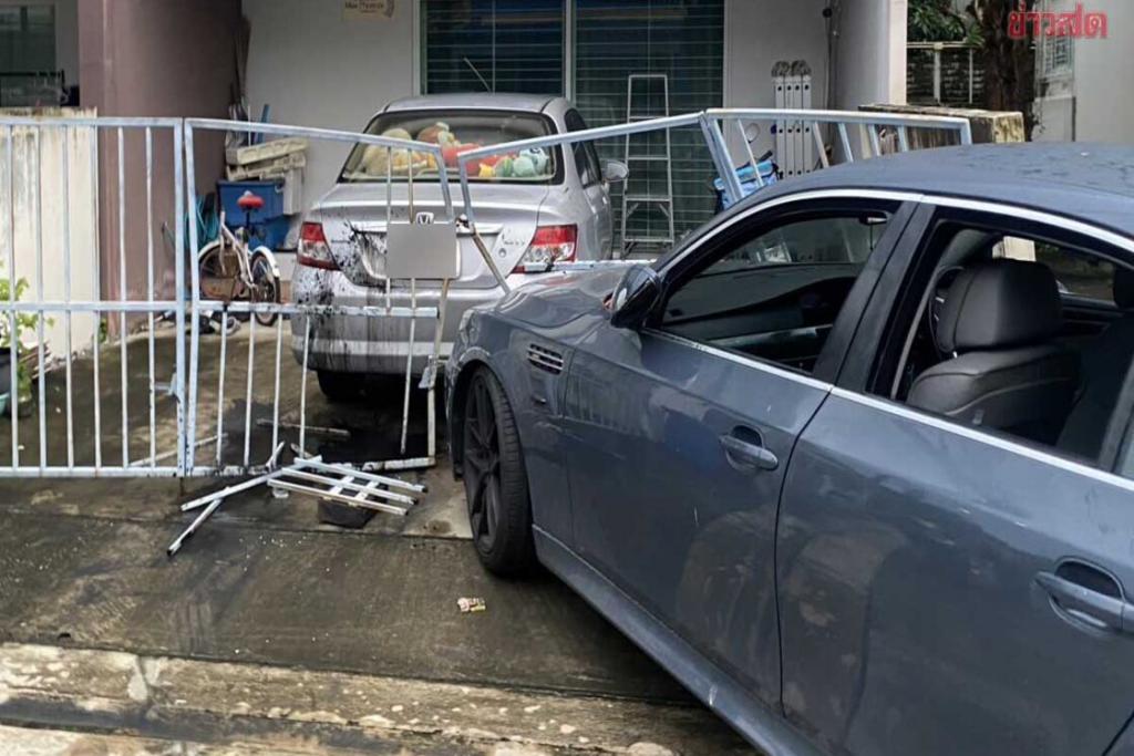 หนุ่มนามสกุลดัง ขับรถหรู พุ่งชนรั้วเพื่อนบ้าน ราดของเหลวคล้ายน้ำมันใส่รถ