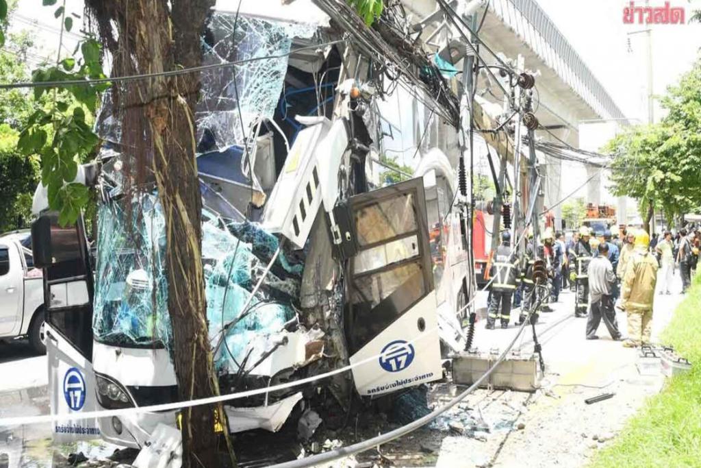 ระทึก รถบัสพุ่งชนเสาไฟฟ้า แยกคปอ. พังยับ มีแก๊สรั่วไหล-เจ็บระนาว อพยพผู้โดยสารวุ่น