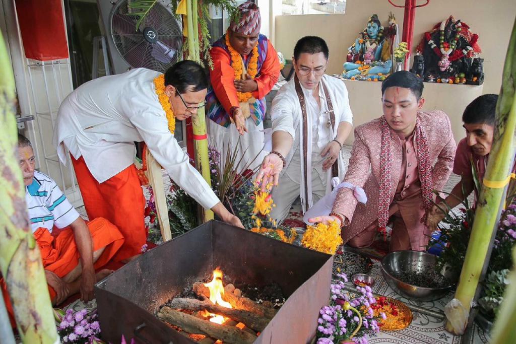 สุดปัง ชีส พีรกร - เอ พศิน ร่วมปลุกเสกน้ำหอม พี.เอส.ดิวาลี ดึงพลังบวกสู่ชีวิต