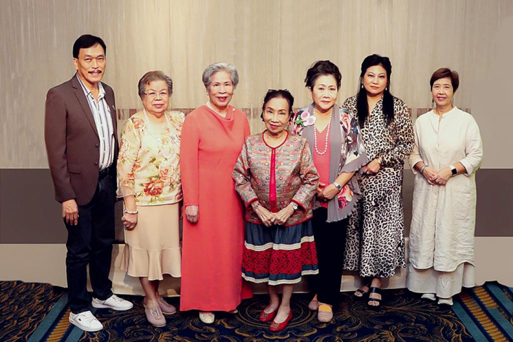 สิริวัฒนาเชสเชียร์เลี้ยงขอบคุณคณะพยากรณ์ ที่โรงแรม ดิ เอมเมอรัลด์