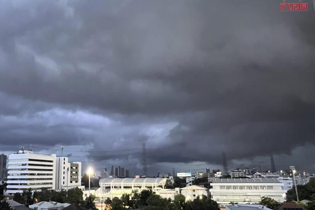 อากาศวันนี้ ฝนตกกระจายทั่ว 28 จังหวัดถล่มหนัก มรสุมเข้าทะเลอันดามันคลื่นสูง