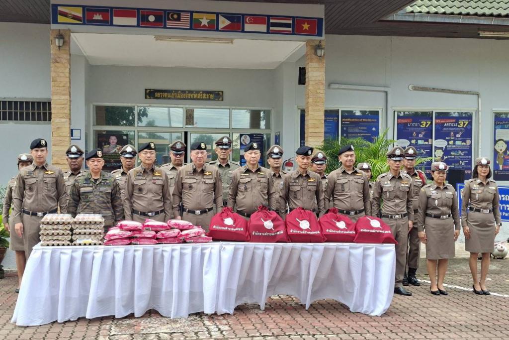 ผบช.สตม. ลงพื้นที่ตรวจจุดผ่านแดนศรีสะเกษ-สุรินทร์ หนุนภารกิจด้านความมั่นคงชายแดนไทย-กัมพูชา