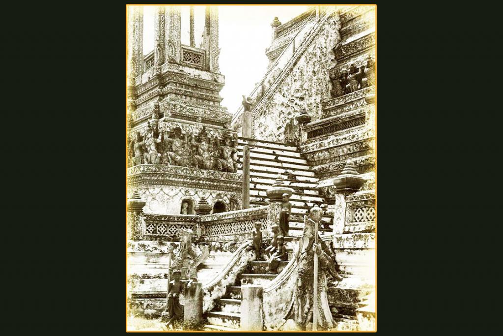 ภาพเด็กๆ ที่ทางขึ้นพระปรางค์วัดอรุณ ถ่ายโดยช่างภาพชาวเยอรมันชื่อ เคิร์ท เบเยอร์ เมื่อ ปี พ.ศ. ๒๔๕๑