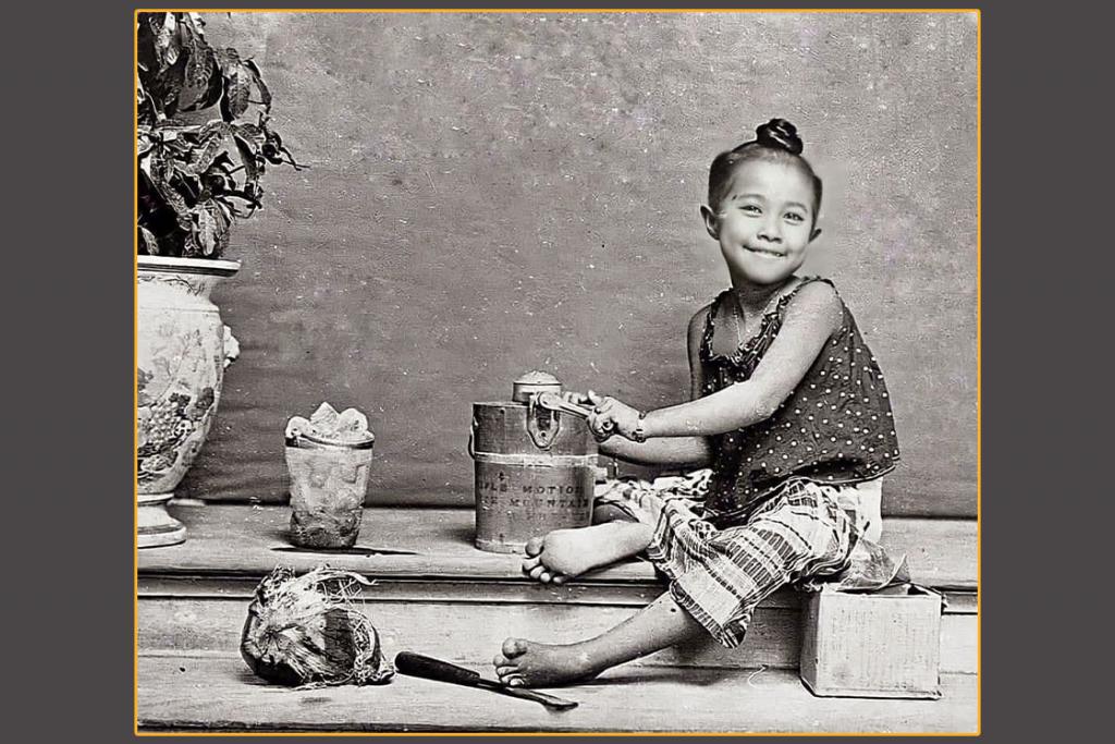 ภาพเก่าเล่าอดีต ม.จ.พัฒนายุ ดิศกุล ทรงปั่นไอศกรีม เมื่อปี พ.ศ.๒๔๔๙