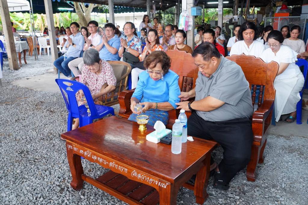 ดร.ธีร์ รอง เลขา สพฐ.พร้อมครอบครัว ร่วมทำบุญในช่วงเช้า