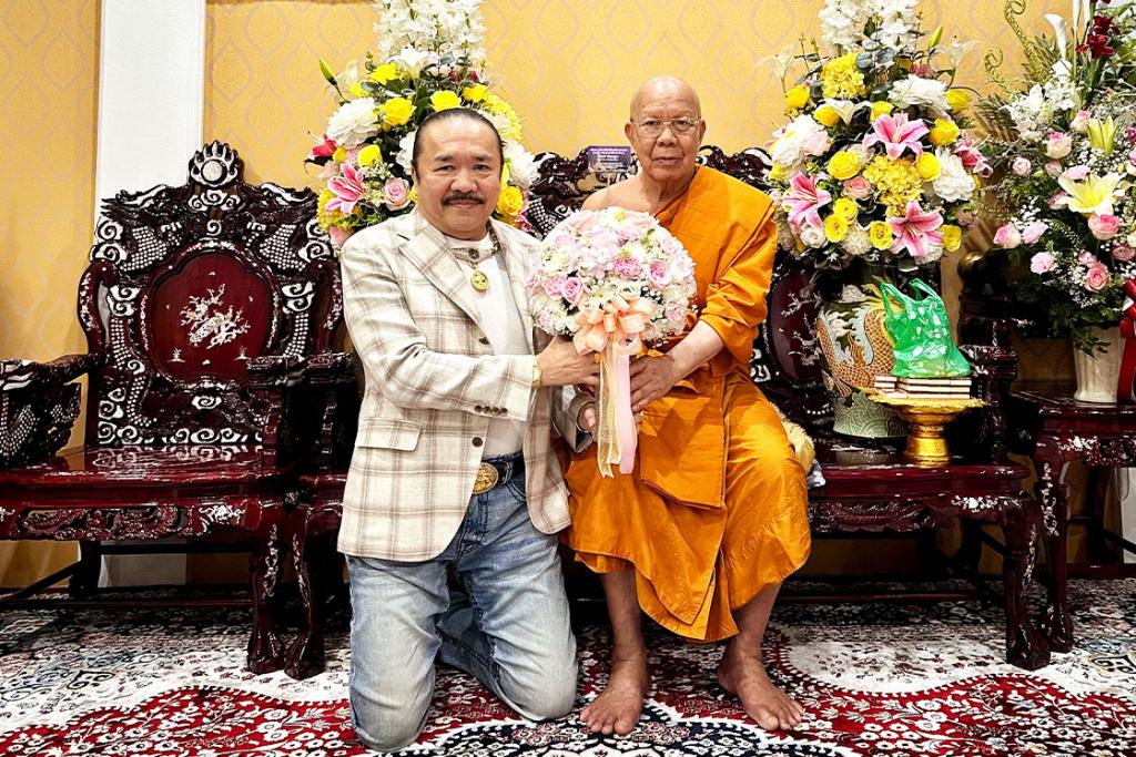 วิทย์ วัดอรุณ น้อมถวายมุทิตาสักการะองค์หลวงพ่อบุญธรรม พระพรหมวัชรเมธี ที่ปรึกษามหาเถรสมาคม เนื่องในโอกาสอายุวัฒนมงคล ครบ ๘๒ ปี