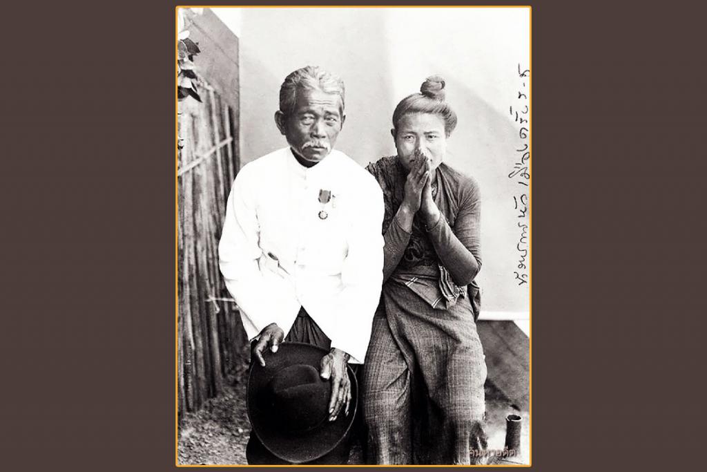 ภาพเก่าเล่าอดีต พระอรัญอาสา (ท้าวกิ่ง) เจ้าเมืองกุสุมาลย์มณฑล กับภรรยา เมื่อ ปี พศ. ๒๔๔๙