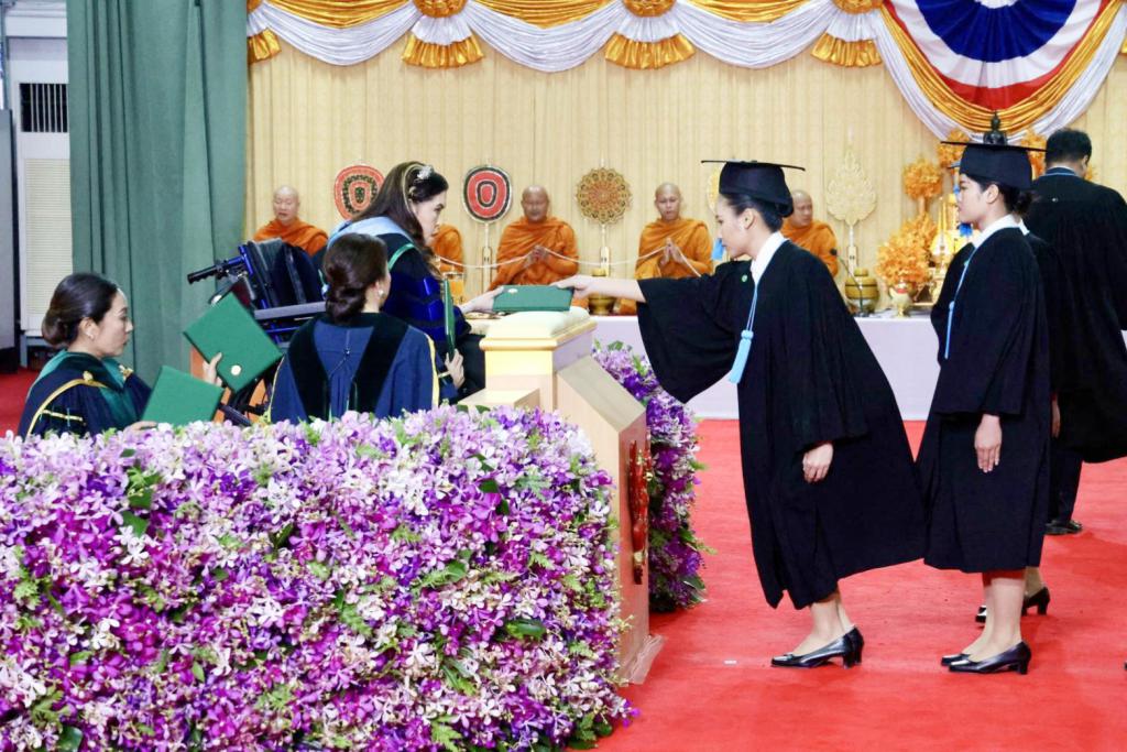 แสดงความยินดีบัณฑิตใหม่ น้องภีม นัทรินทร์ ทองตุ๋ย ลูกสาวนักข่าวอาวุโส โดยคุณสุภาพร แพบัว ตัวแทน ประธาน"มูลนิธิเทพ ศรียันตรา"นำทัพ มอบกระเช้าดอกไม้ 