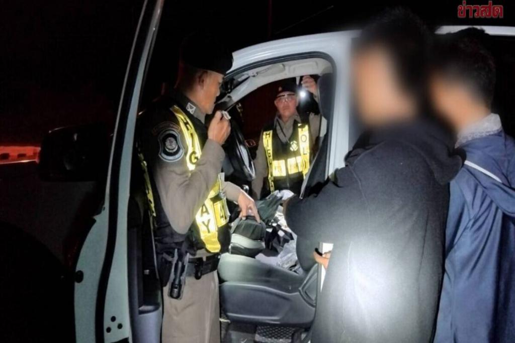 รวบวัยรุ่น เพิ่งยิงคู่อริกลางงานบวช ก่อนซิ่งกระบะหนีข้ามจังหวัด