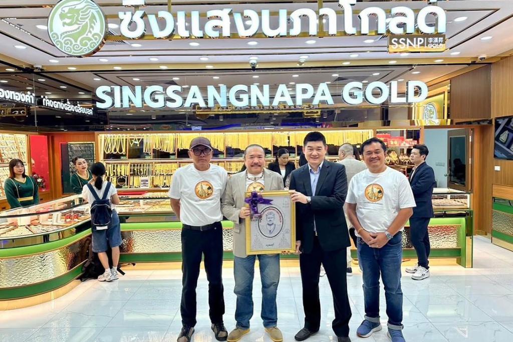กลุ่มเพื่อน วิทย์ วัดอรุณ มอบผ้ายันต์สมเด็จพระเจ้าตากสิน แก่คุณธนิตย์ ลี้ชัยสิริมงคล ร่วมยินดีเปิดร้านทองซิงแสงนภาโกลด์ สาขาที่ 4