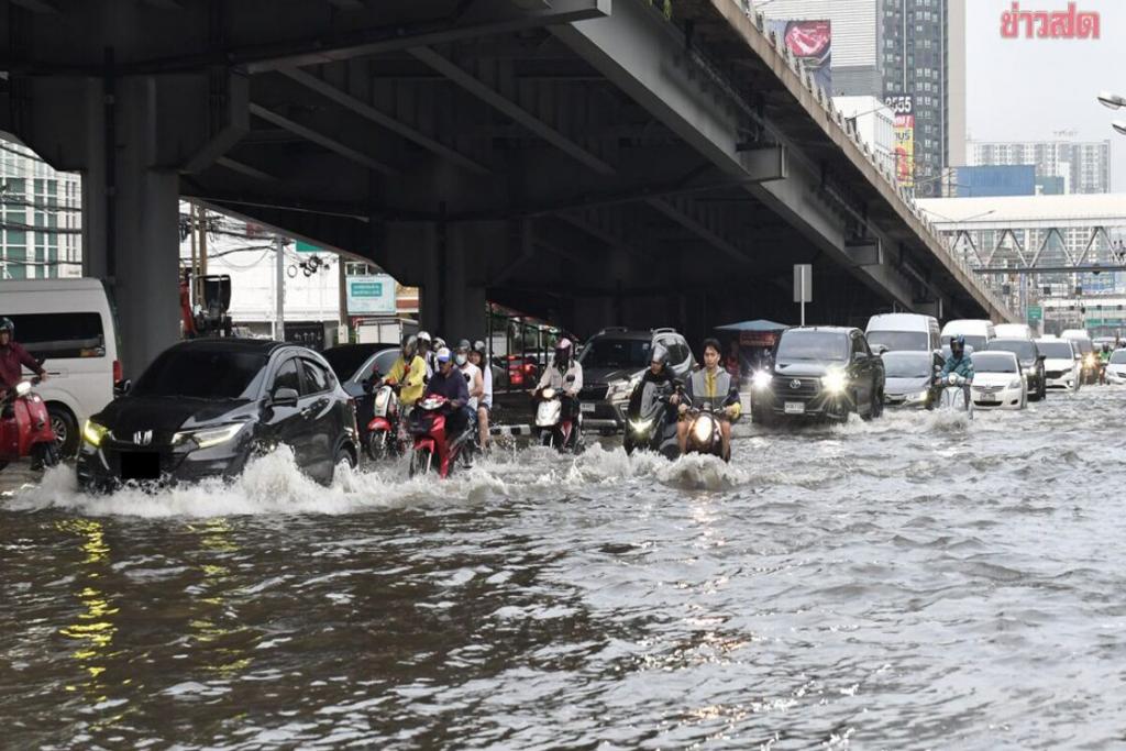 “ชัชชาติ” สั่งเร่งระบายน้ำ หลังฝนตกหนักทั่วกรุงฯ เตรียมพร้อมรับมือฝนคืนนี้