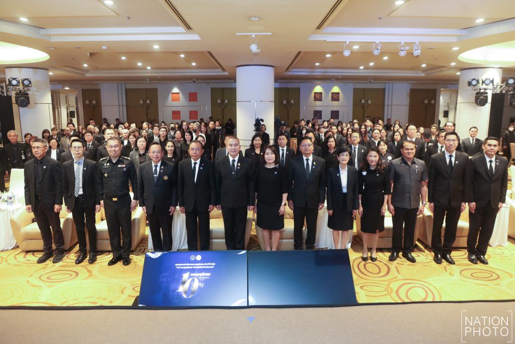 พลตำรวจโท รุทธพล เนาวรัตน์ รัฐมนตรีว่าการกระทรวงยุติธรรม ประธานคณะกรรมการกองทุนยุติธรรม แถลงผลการดำเนินงาน  “10 ปี กองทุนยุติธรรม ช่วยเหลือเคียงข้างประชาชน”