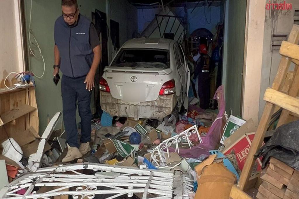 ช็อก เก๋ง พุ่งทะลุบ้าน กำแพงพังทั้งแทบ ถล่มทับเมียเจ้าของบ้าน เจ็บอีก4