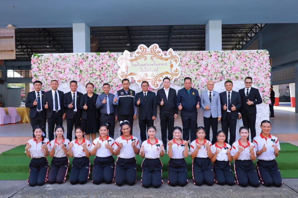 เลขา สกสค. ลงพื้นที่ชะอวด มอบเงิน กำลังใจ และสิ่งของเพื่อฟื้นฟู 2 สถานศึกษา หลังน้ำลด