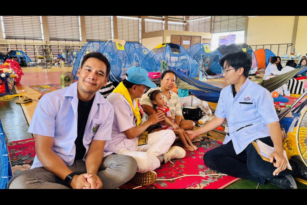 หมอโบ พลเอกอรรฐพร โบสุวรรณ หนุ่ม โอ๊ด สุรศักดิ์ โชติทินวัฒน์ พร้อมทีมแพทย์แผนไทยจิตอาสาเดินทางรักษาผู้ป่วย ศูนย์อพยพ จังหวัดสระแก้ว