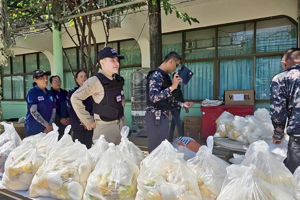 ดร.สันติ พิมพ์ใจใส นายกสมาคมส่งเสริมการศึกษาทางไกล (ประเทศไทย) นำทีมสนับสนุนโครงการครัวแนวหลัง สู่ทหารแนวหน้า และศูนย์อพยพ 