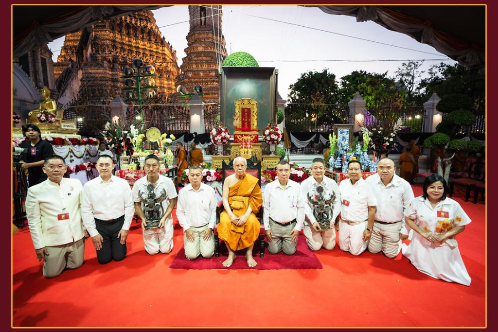 บรรยากาศอันศักดิ์สิทธิ์ พิธีมังคลาภิเษก พระรูปสมเด็จพระเจ้าตากสินมหาราช ขนาดหน้าตัก ๓๒ นิ้ว รูปพระพิมลธรรม (หลวงปู่นาค) เหรียญดวงตรามหาเดช ผ้ายันต์ครุฑดวงตรามหาเดช รูปหล่อพญาครุฑมหาเดช