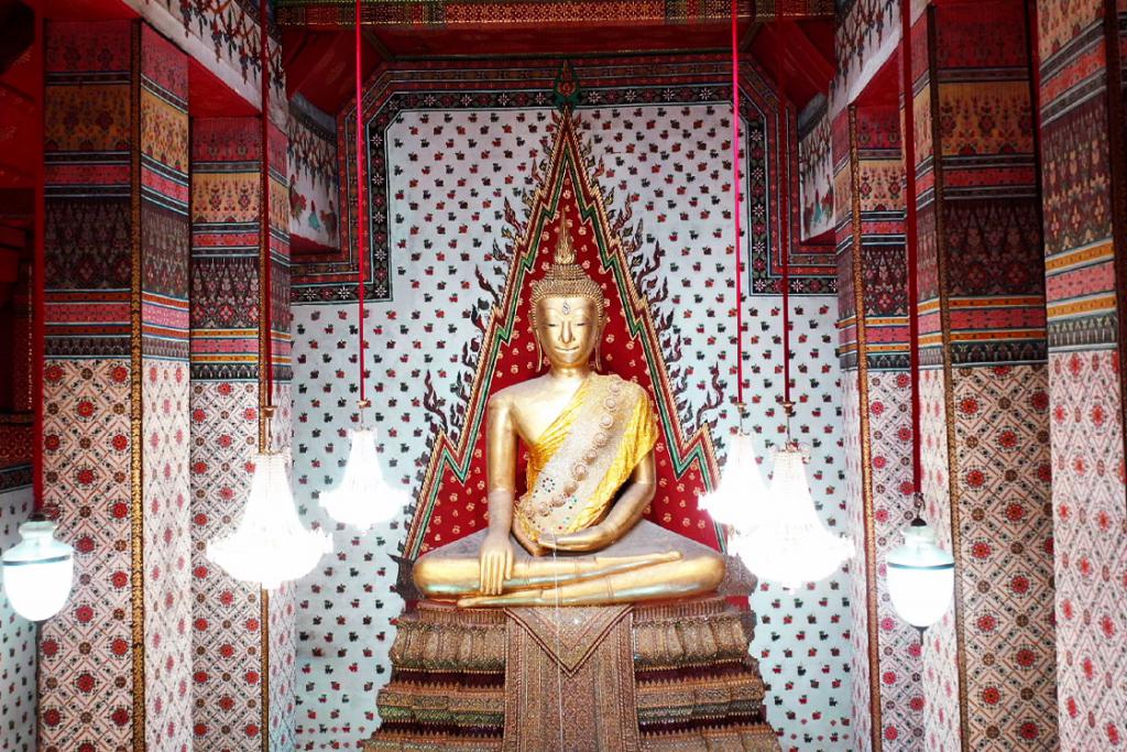 บทที 7.1 พระพุทธชัมภูนุทมหาบุรุษลักขณาอสีตยานุบพิตร พระประธานในพระวิหารวัดอรุณราชวราราม (แอพเดียวเที่ยวทั่ววัดอรุณ)