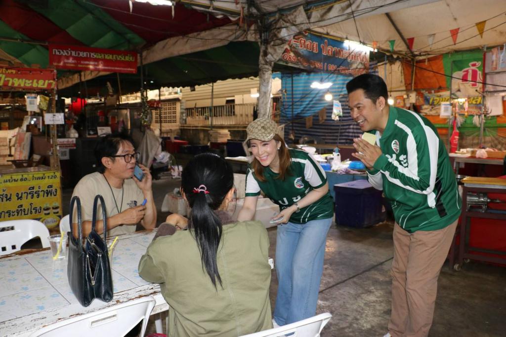 จำได้ไหมคนนี้! นางเอกดังยุค 90 ลงพื้นที่ช่วยสามีหาเสียง หวังโกยคะแนนเสียงกลางตลาด