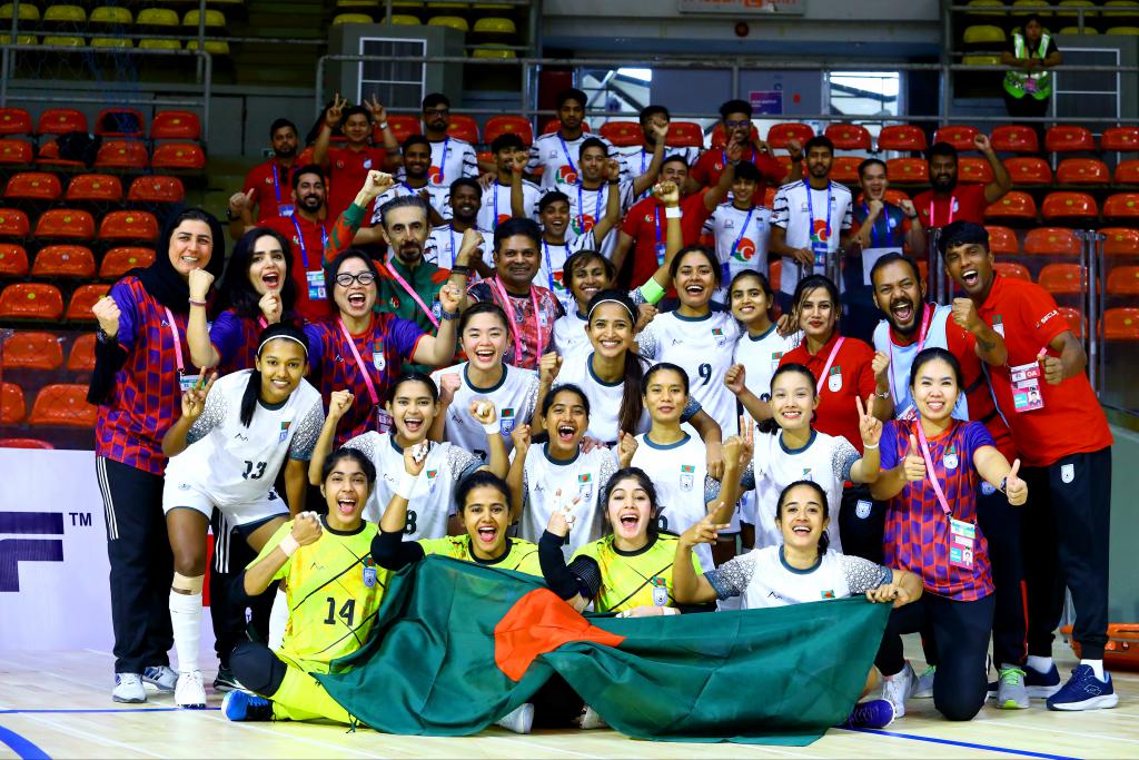 บังคลาเทศ ฟอร์มโหด! ถล่ม 14-1 ผงาดแชมป์ฟุตซอลหญิง SAFF 2026 ที่กรุงเทพฯ &mdash; "โค้ชเอก" พาภูฏานคว้าที่ 3 "บิ๊กป๋อม" ร่วมมอบรางวัล
