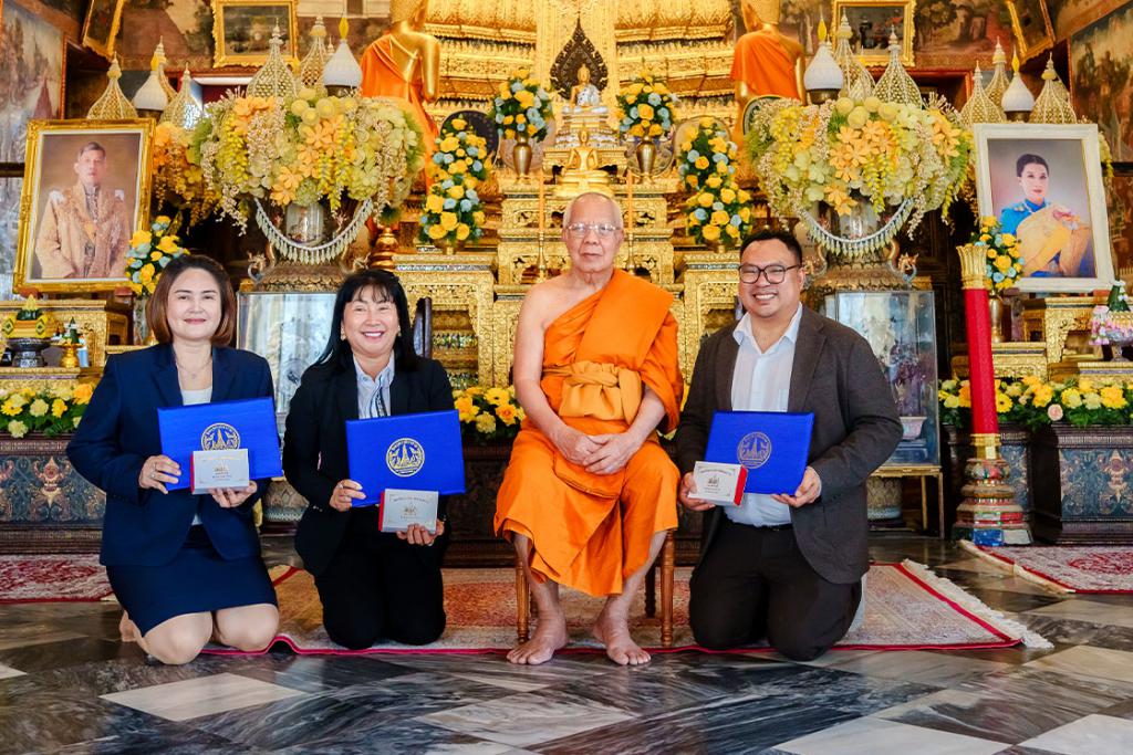 พระพรหมวัชรเมธี กรรมการมหาเถรสมาคม เมตตามอบเกียรติบัตรแก่คณะอาจารย์มหาวิทยาลัยปทุมธานีที่ร่วมพัฒนาแอปพลิเคชัน แอพเดี่ยวเที่ยวทั่ววัดอรุณ ในระบบ 3 ภาษา