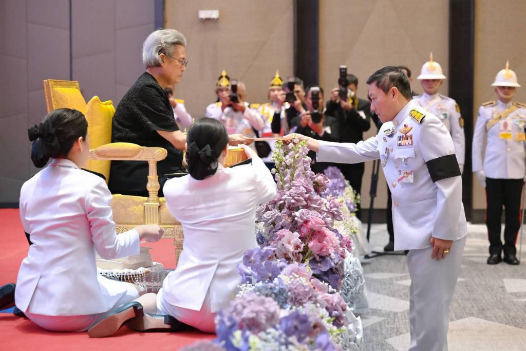 พระราชทานเข็ม &ldquo;พุ่มเพชร&rdquo; แก่ผู้สนับสนุนงานมูลนิธิร่วมจิตต์น้อมเกล้าฯ เพื่อเยาวชน