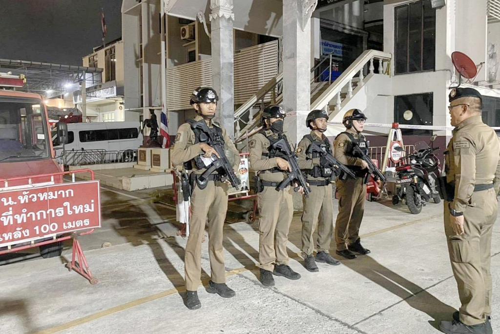 พ.ต.ท.สวภณ คะอังกุ สวป.สน.หัวหมาก ปล่อยแถวปฏิบัติการพิเศษ MPB Basic S.W.A.T ออกตรวจพื้นที่สร้างความอุ่นใจแก่ประชาชน