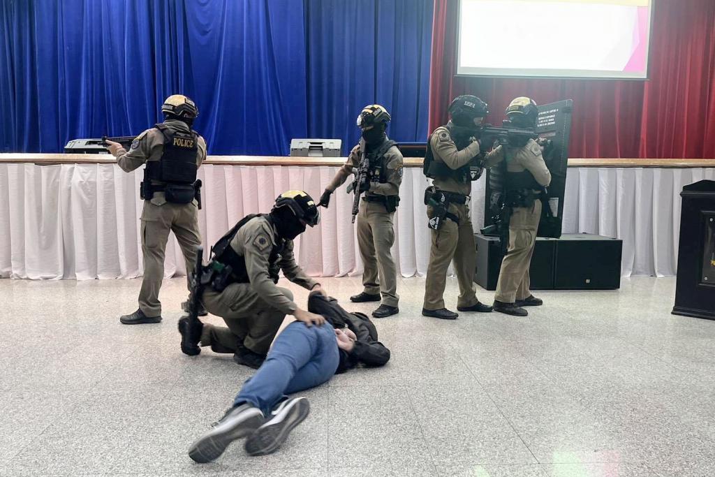 สน.หัวหมาก เปิดกิจกรรมเหมือนจริง ซักซ้อมแผนเผชิญเหตุกราดยิง (Active Shooter) ในสถานศึกษา ตามโครงการ หนี ซ่อน สู้ โรงเรียน Advent international School