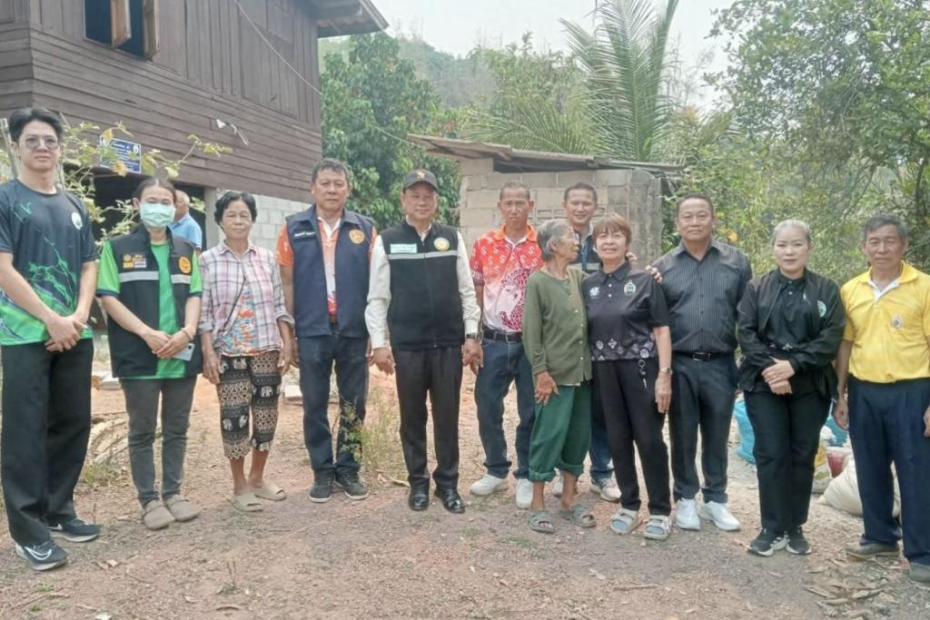 นายก ทต.หงาว เสริมความปลอดภัยชาวบ้าน ส่งมอบบ้านที่ปรับปรุง ตามโครงการ ปรับสภาพแวดล้อมและสิ่งอำนวยความสะดวกของผู้สูงอายุฯ ของ พม.