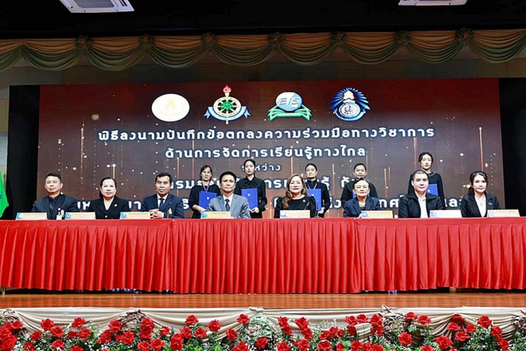 ดร.พัชรินทร์   พูลสวัสดิ์ ประธานกรรมการสมัชชาส่งเสริมวัฒนธรรมและศักยภาพแห่งประเทศไทย  ร่วมเซ็นเป็นพยานในการลงนาม บันทึกข้อตกลงในความร่วมมือทางวิชาการด้านการจัดการเรียนรู้