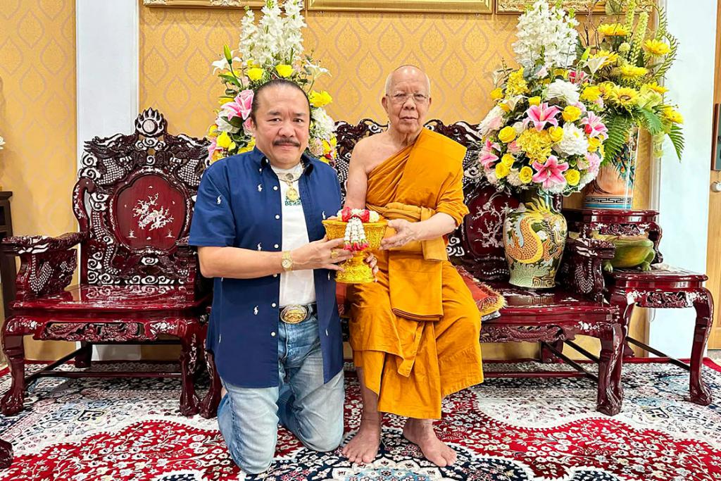 วิทย์ วัดอรุณ เข้ากราบองค์หลวงพ่อบุญธรรม พระพรหมวัชรเมธี กรรมการมหาเถรสมาคม ขอพรเพื่อความเป็นศิริมงคลในโอกาสครบรอบคล้ายวันเกิด