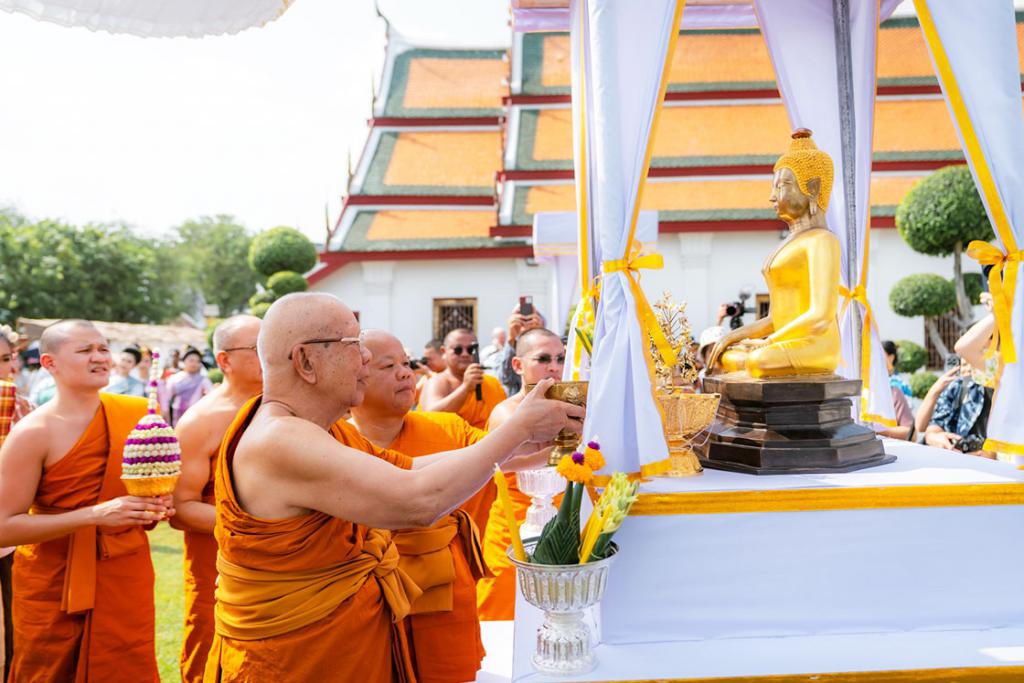 พระพรหมวัชรเมธี กรรมการมหาเถรสมาคม เป็นประธานในพิธีอัญเชิญ หลวงพ่อแจ้ง (จำลอง) ลงไปประดิษฐาน ณ ลานหญ้าหน้าพระพุทธปรางค์ และประกอบพิธีสรงน้ำตามจารีตประเพณี