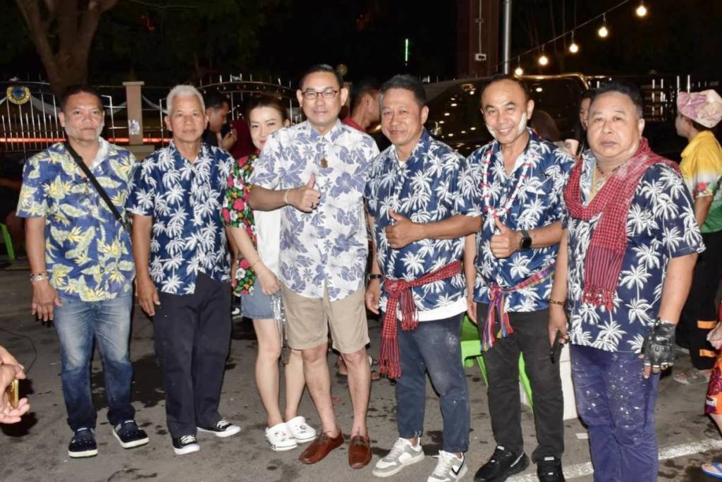 นายกแสน กิตติเดช ลานทอง นายก ทต.ลำลูกกา ตรวจความเรียบร้อยป้องกันเหตุตลอดงานปาร์ตี้โฟมให้ประชาชนเล่นน้ำประเพณีสงกรานต์อย่างปลอดภัย