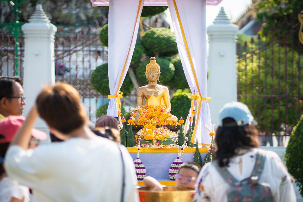 ภาพบรรยากาศพุทธศาสนิกชนร่วมสืบสานประเพณีไทย สรงน้ำพระพุทธรูปศักดิ์สิทธิ์ หลวงพ่อแจ้ง และบูรพมหากษัตริย์ไทย วันสงกรานต์ประจำปี ๒๕๖๙