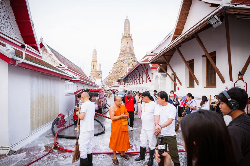 คณะสงฆ์วัดอรุณพร้อมพุทธศาสนิกชนร่วมทำความสะอาดในโครงการ เรารักษ์พระปรางค์ น้อมรำลึกในพระมหากรุณาธิคุณ สมเด็จพระนางเจ้าสิริกิติ์ พระบรมราชินีนาถ พระบรมราชชนนีพันปีหลวง